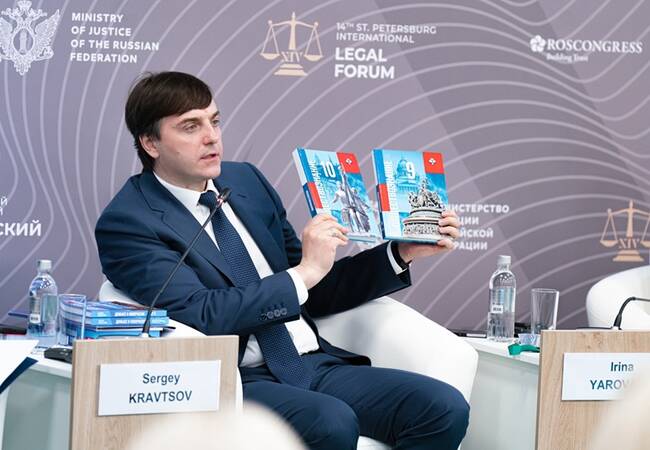 image-Сергей Кравцов представил новые учебники по обществознанию для 9-х и 10-х классов на Петербургском международном юридическом форуме