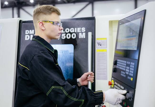 image-Сергей Кравцов: Согласно кадровому прогнозу 65% замещающей кадровой потребности рынка труда – это специалисты с СПО