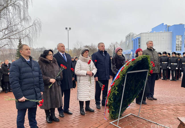 image-В Брянске в День героев Отечества у памятника «Круговая оборона» возложили цветы