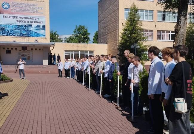 image-Брянские студенты заложили «Аллею выпускников» в Год единства народов России