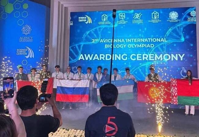 image-Школьники российской сборной взяли 4 золота на Международной олимпиаде по биологии и принесли команде абсолютную победу