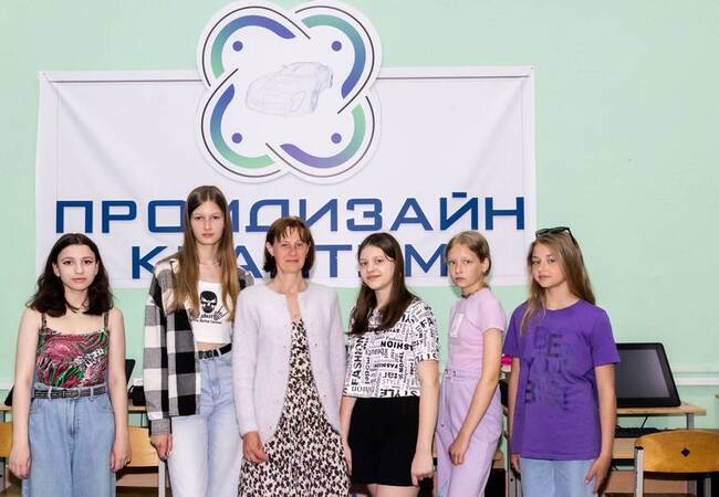 image-Кванторианцы из Клинцов провели мастер-класс для ребят из Дома ребенка по подбору цветов на раскрасках