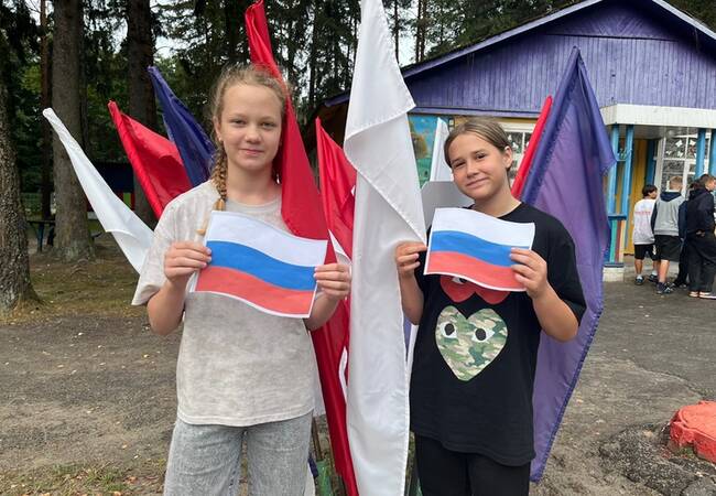 image-От аквагрима до ярмарки: юные жители лагеря «Лесной» погрузились в историю российского триколора