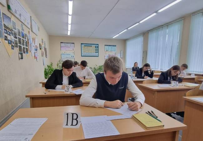 image-Выпускники Брянской области написали итоговое сочинение и изложение 7 декабря 2022 года.