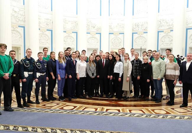 image-Президент России встретился с победителями и наставниками чемпионата «Профессионалы»