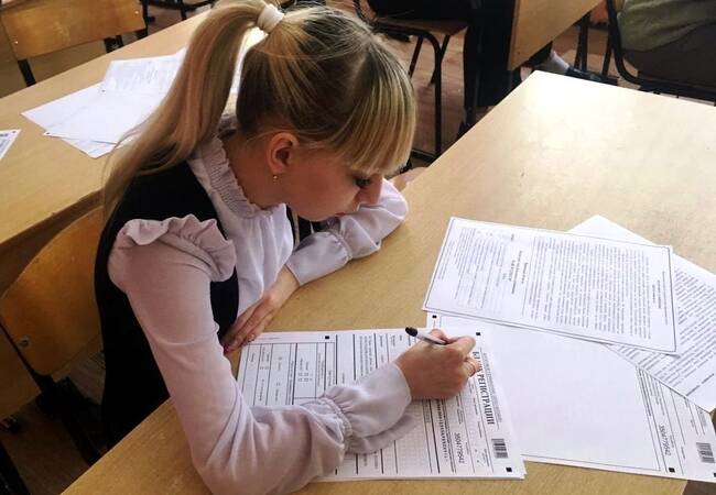 image-Выпускники Брянской области написали итоговое сочинение (изложение) в дополнительный срок