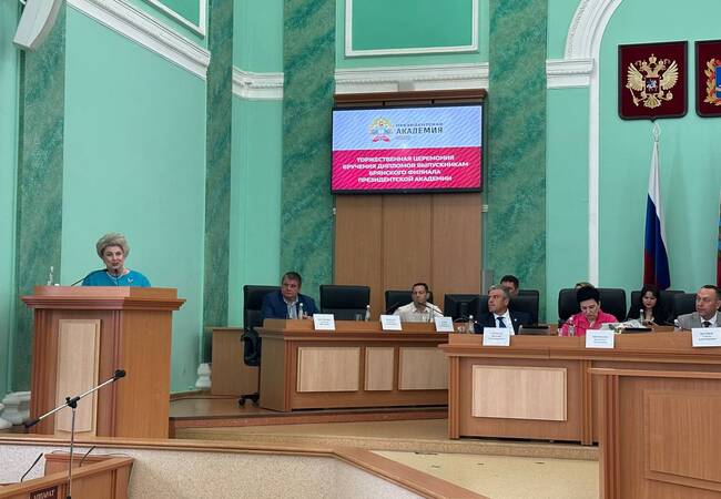 image-Выпускникам Брянского филиала РАНХиГС 2025 года вручили дипломы
