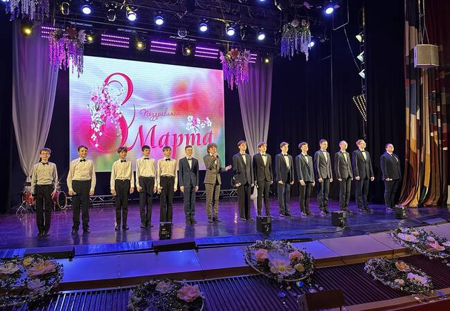 image-В Брянске женщин-педагогов поздравили с 8 Марта