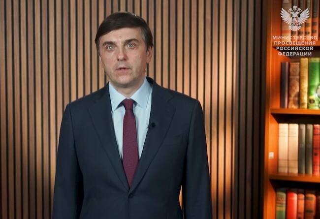 image-Министр просвещения поздравил выпускников с окончанием школы
