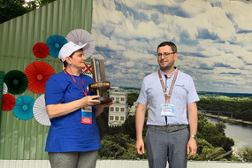 Нталья Васильевна Турлакова получает переходящий символ