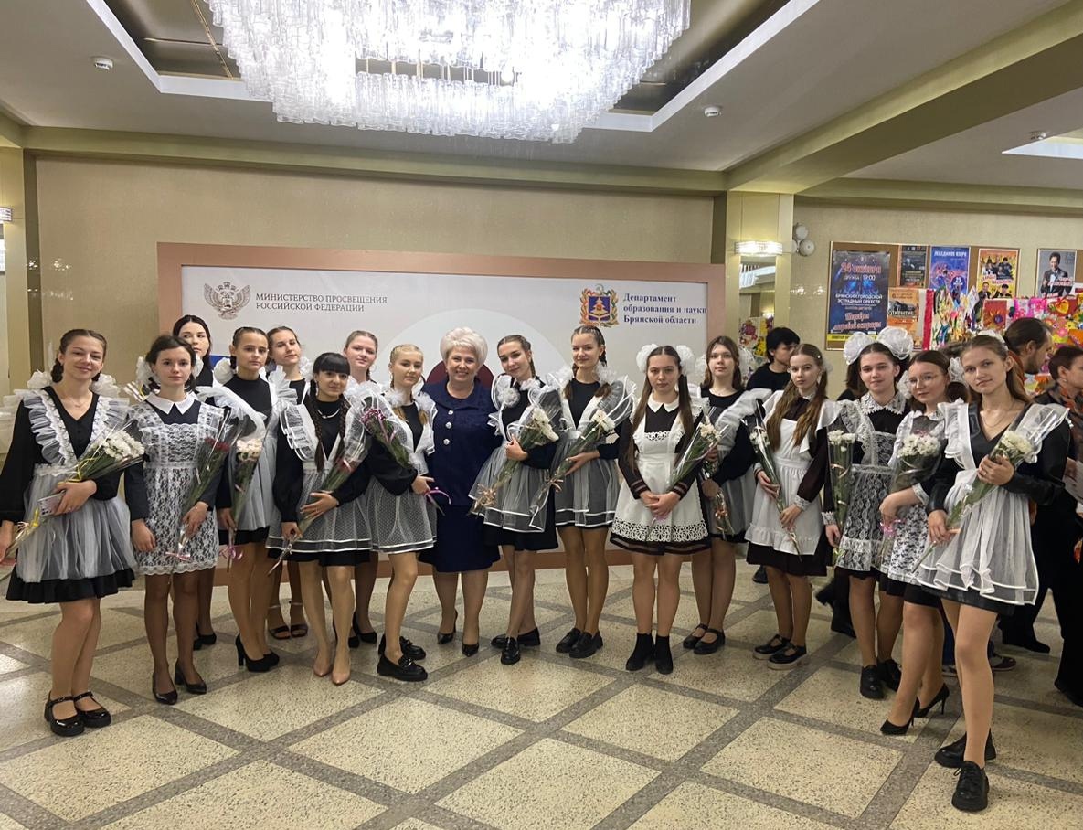 image-6 октября в Брянской областной филармонии в Год педагога и наставника состоялось региональное торжественное мероприятие, посвященное празднованию Дня учителя.