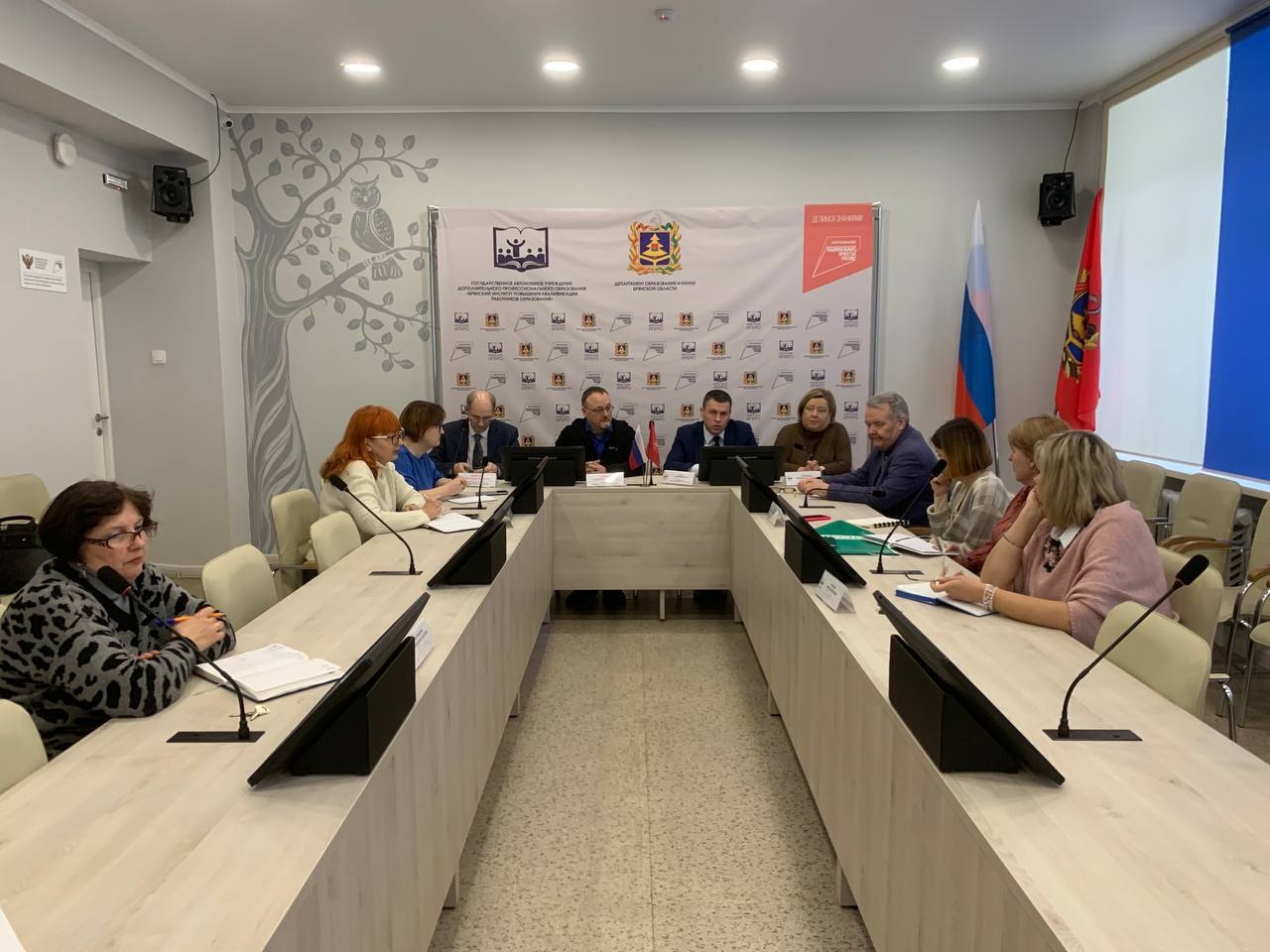 image-В Брянской области проходит встреча Саенко Андрея Петровича, руководителя направления по использованию платформы «Сферум» и ВК-мессенджера, с представителями системы образования