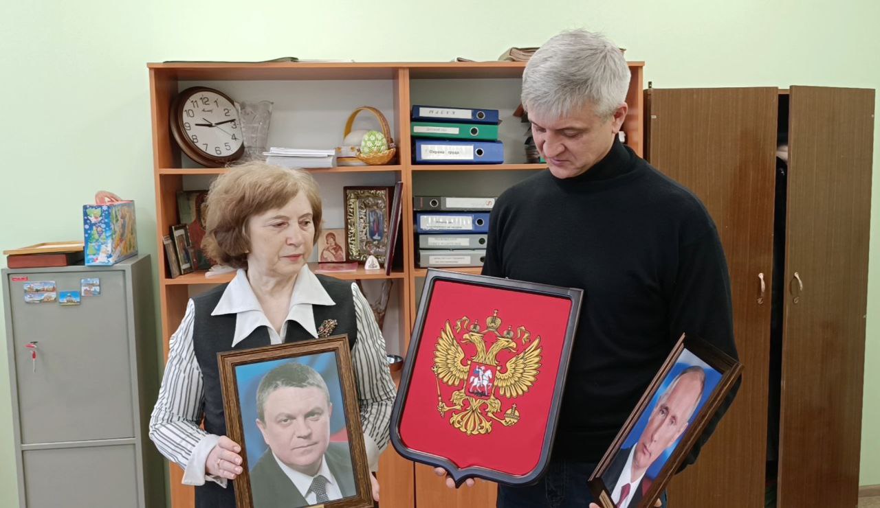 image-Департамент образования Брянской области передал образовательным учреждениям Брянки государственную символику