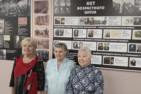 Малолетние узники  у стенда У фашизма нет возрастного стенда