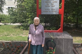 Малолетний узник Лобанова ТФ у мемориального знака  жертвам Дулага 142