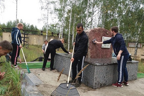 Студенты убирают вокруг памятника Жертвам  фашизма Дулаг 142 2022